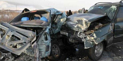 Автомашин осолдож, хоёр иргэн төмөр хийцэд хавчуулагджээ